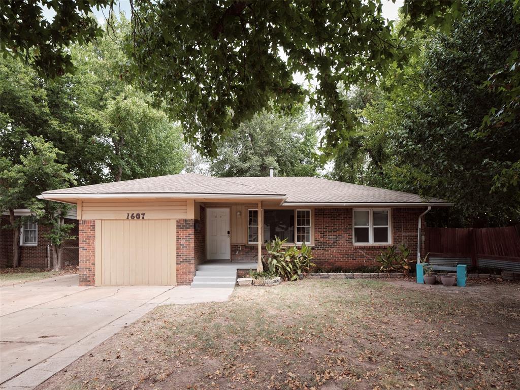 1607 Oxford Way Property Photo 1