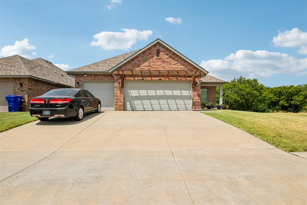 1302 Pebble Pond Drive Property Photo 4