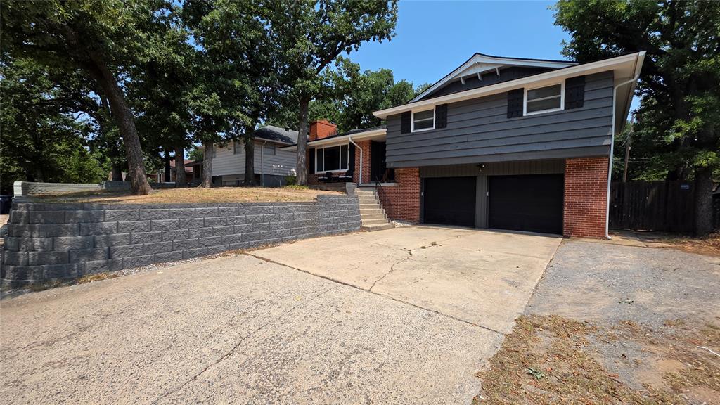2716 N Donald Avenue Property Photo 2