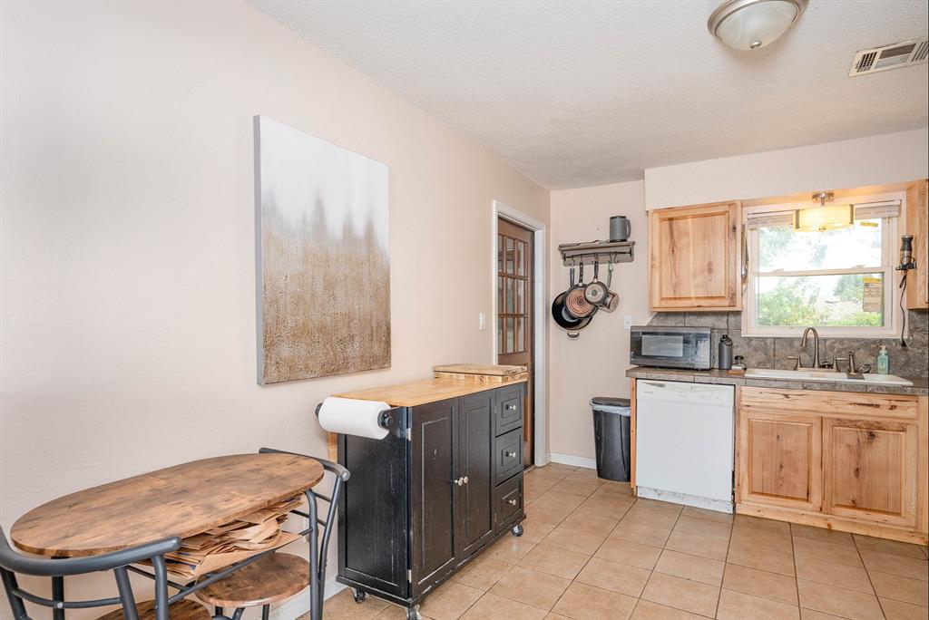 1504 Lawton Property Photo 8