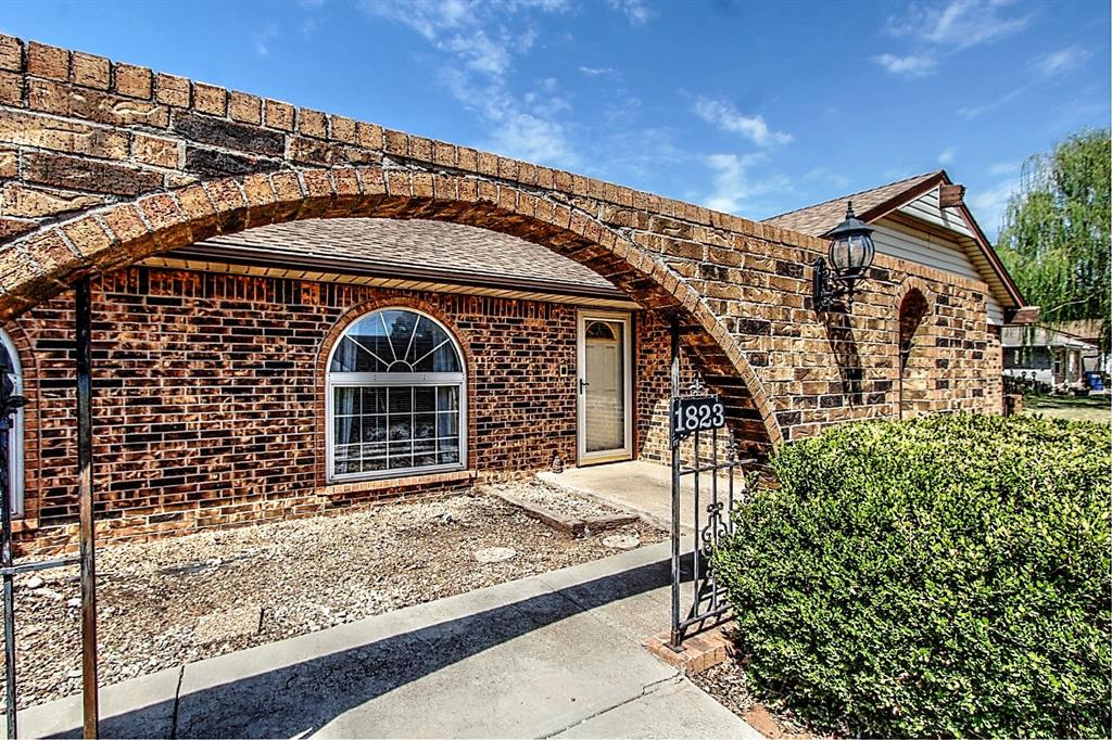 1823 W Rose Oak Drive Property Photo 4