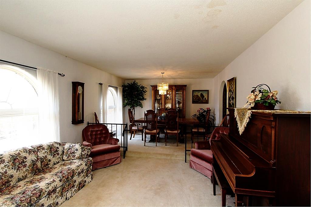 1823 W Rose Oak Drive Property Photo 8