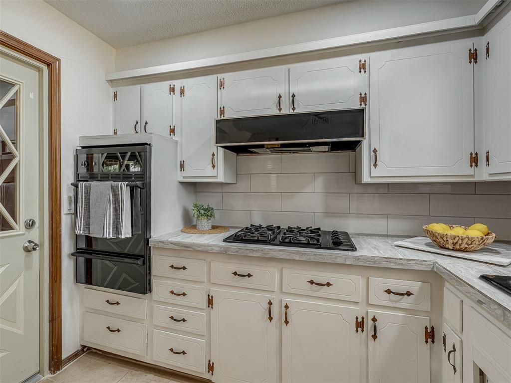 8012 S Villa Avenue Property Photo 11