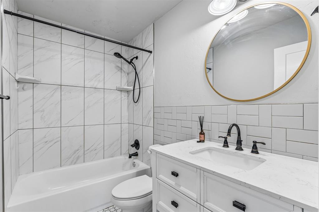 409 W Douglas Drive Property Photo 5