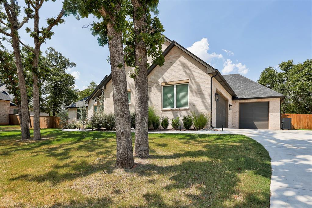 8100 Red Feather Property Photo 3