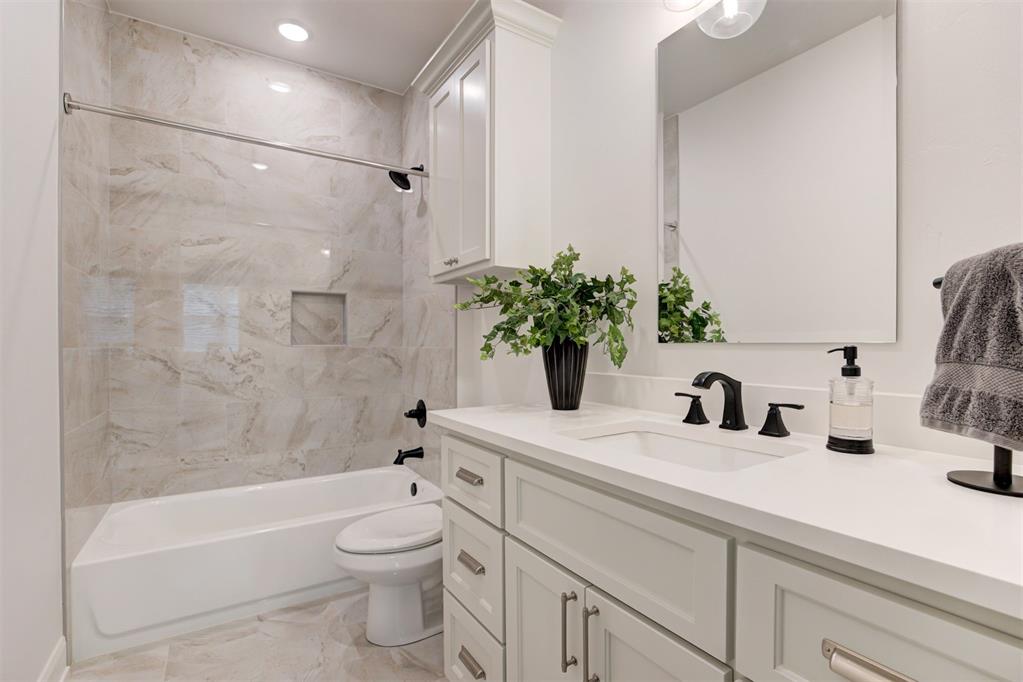 8100 Red Feather Property Photo 32