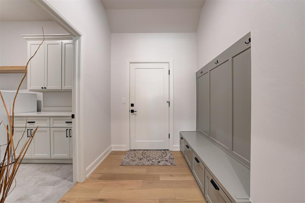 8100 Red Feather Property Photo 36