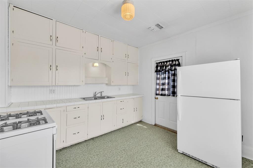 711 S Barker Avenue Property Photo 9