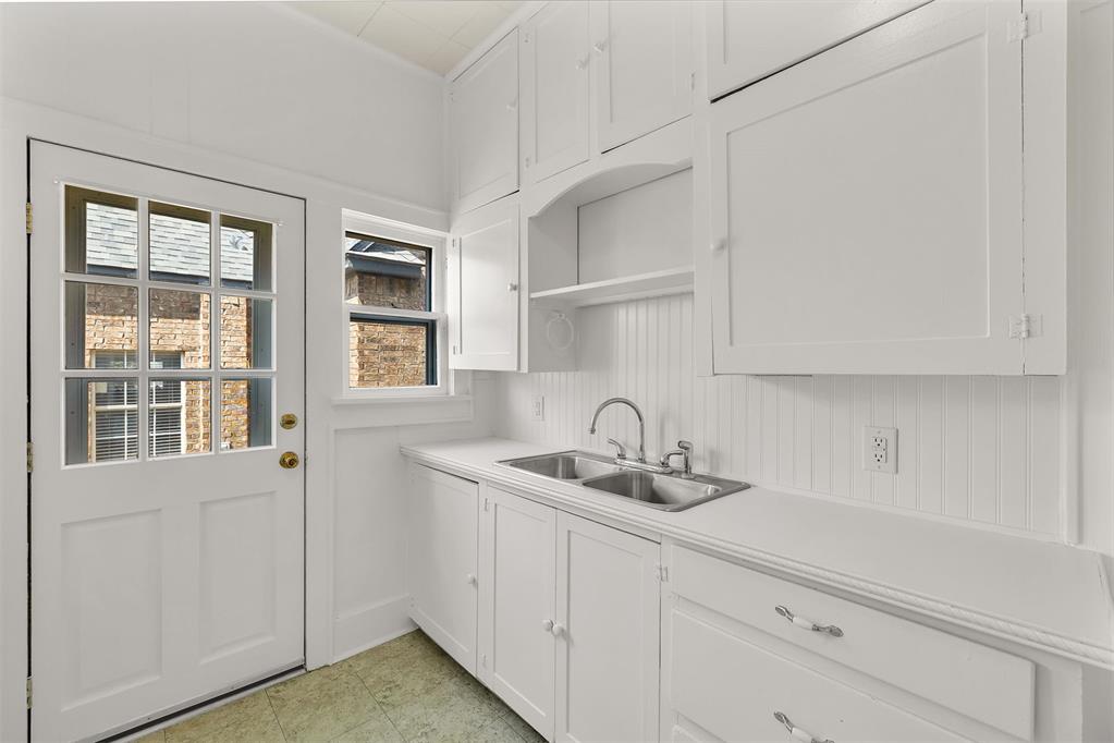 711 S Barker Avenue Property Photo 19