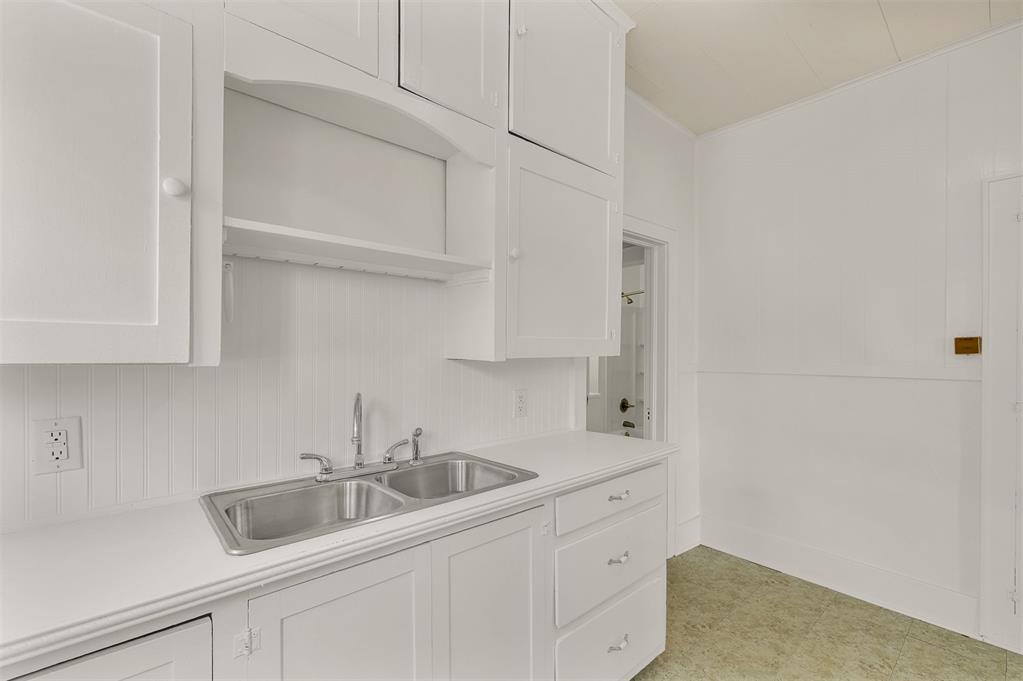 711 S Barker Avenue Property Photo 22