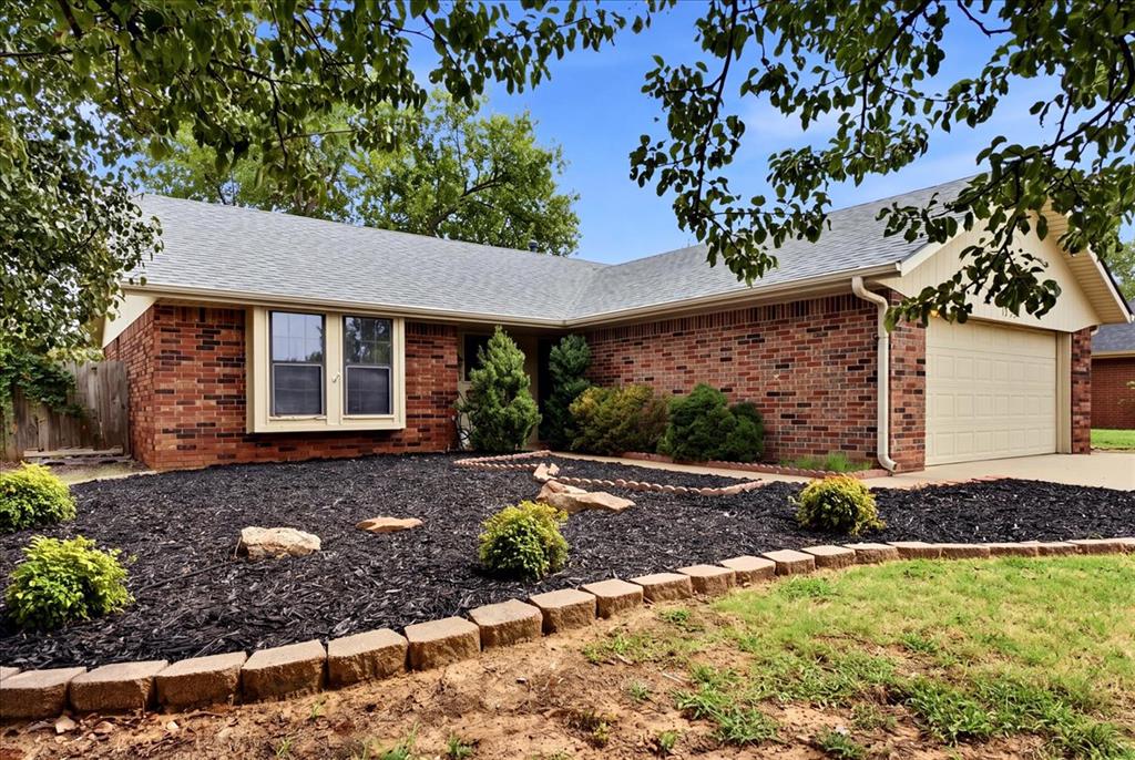 1815 N Briarwood Drive Property Photo 3