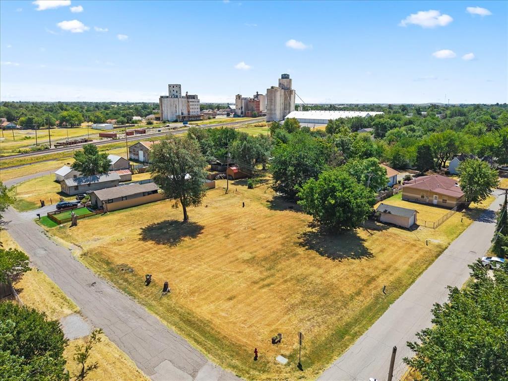 511 W Cobb Street Property Photo 2
