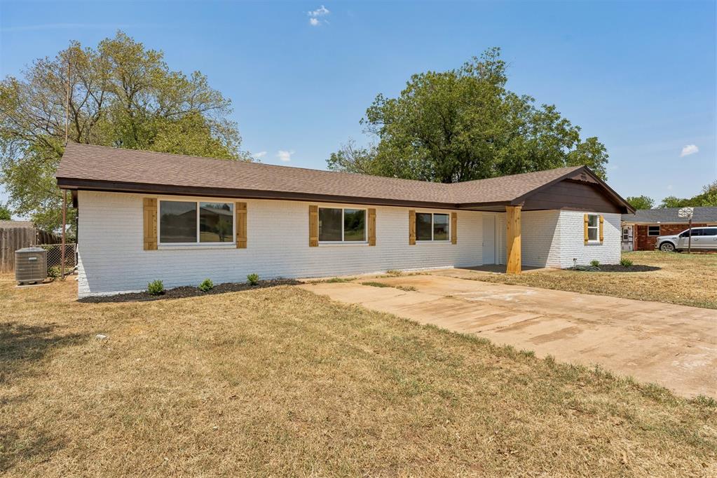2024 E Robberts Avenue Property Photo 4