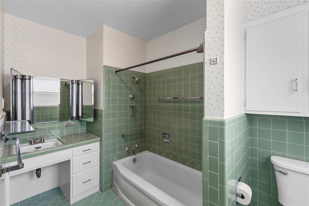 121 W 17th Street Property Photo 21