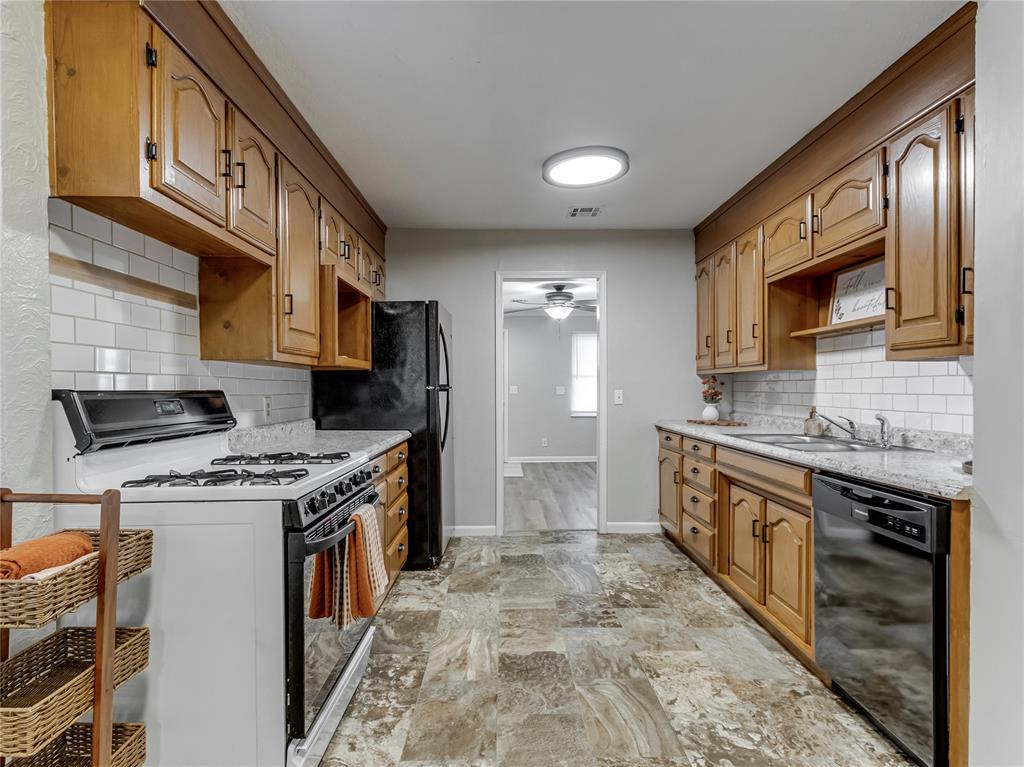 4905 N Willow Avenue Property Photo 9