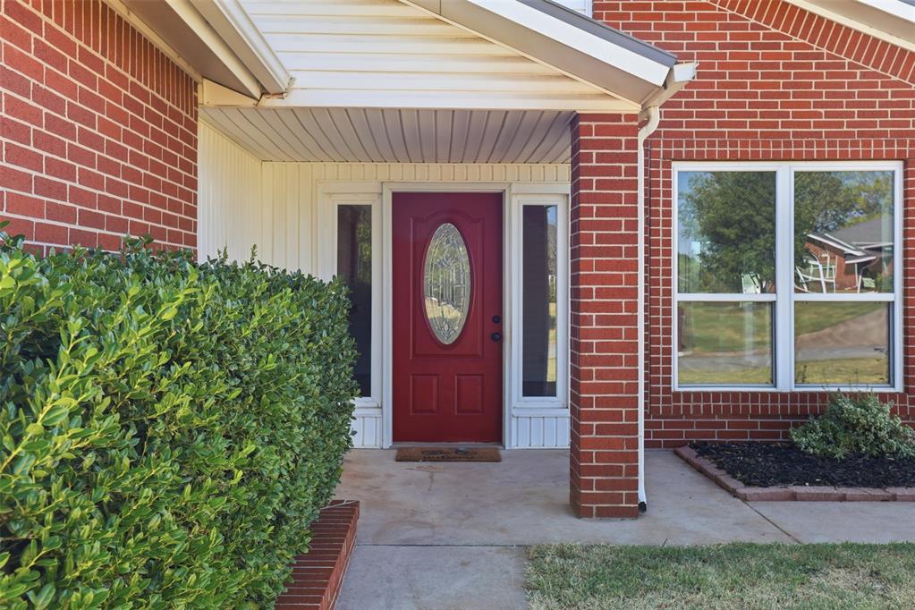 2302 Oakridge Drive Property Photo 2