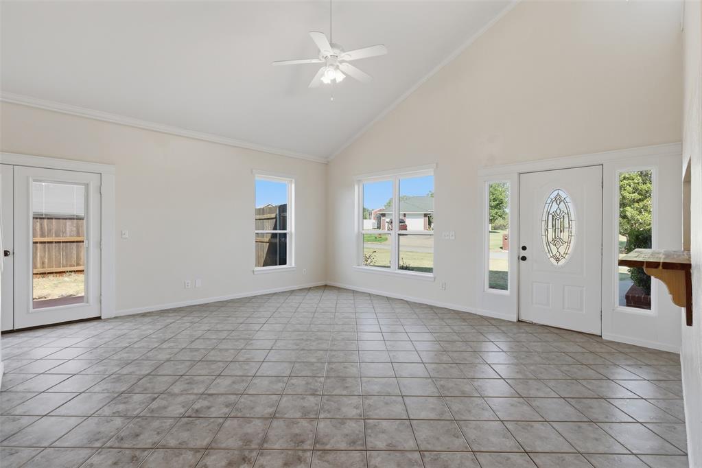 2302 Oakridge Drive Property Photo 3