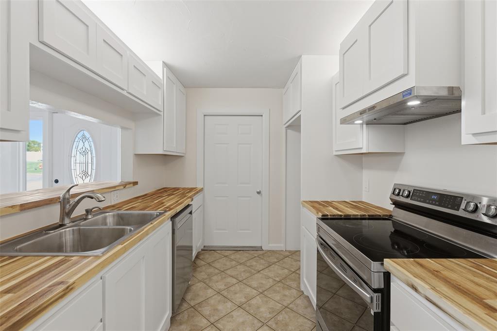 2302 Oakridge Drive Property Photo 7