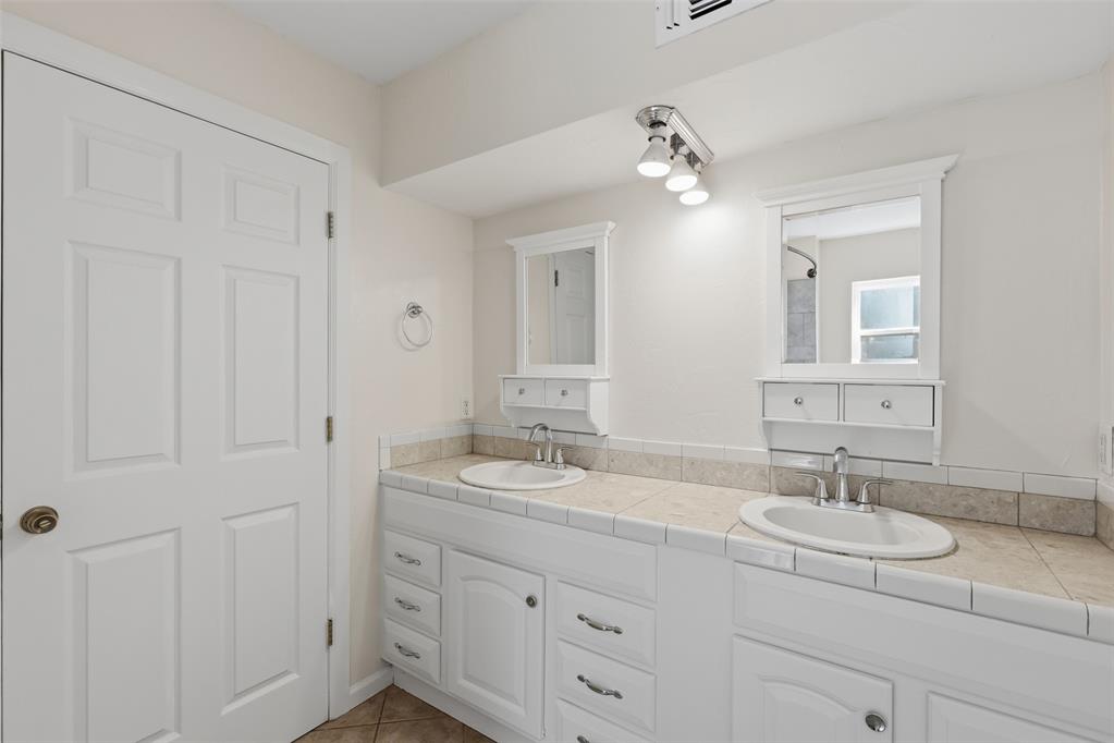 2302 Oakridge Drive Property Photo 14