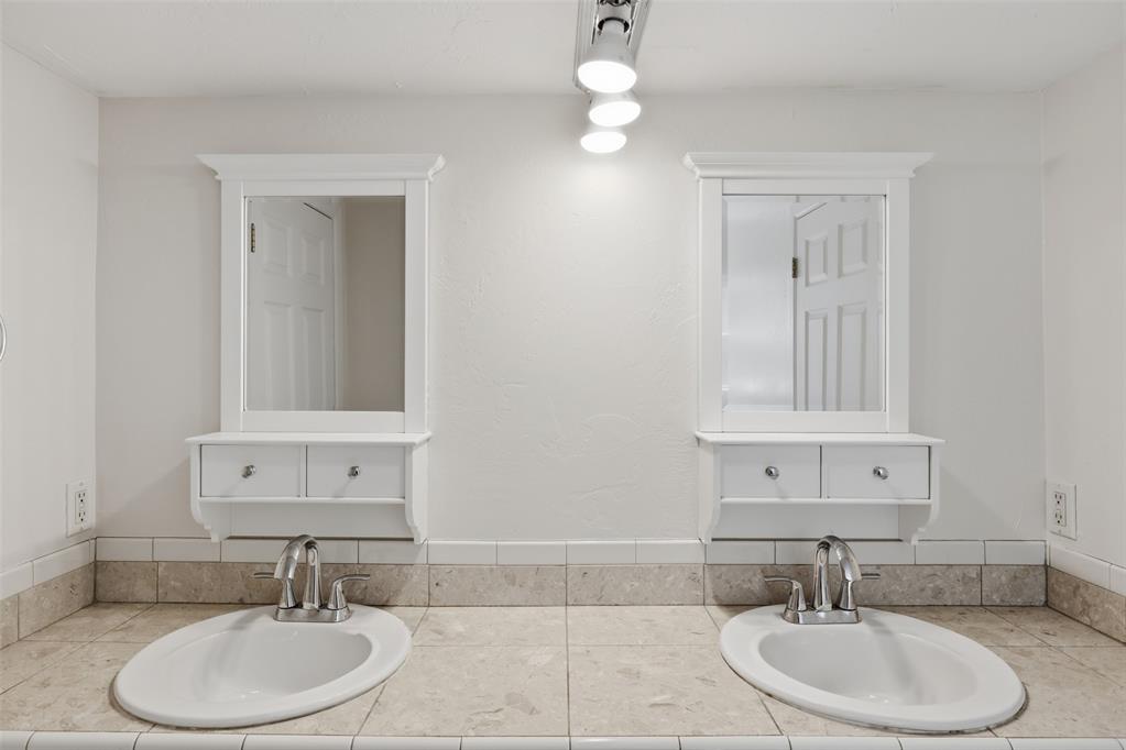 2302 Oakridge Drive Property Photo 15