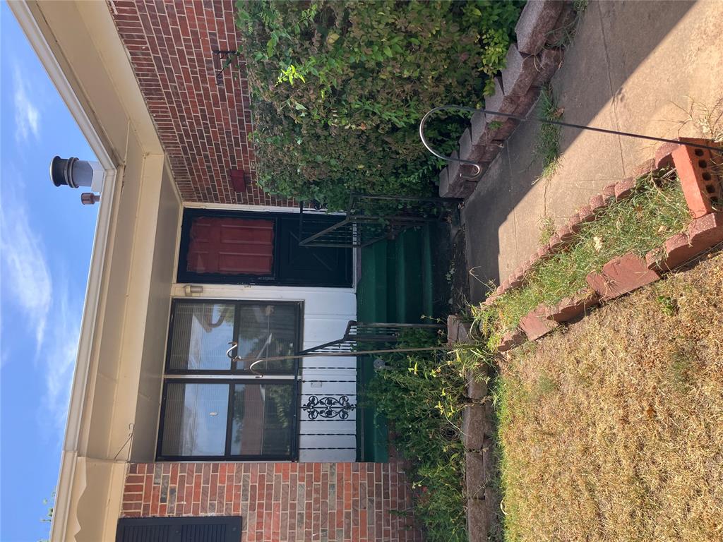 920 W Mitchell Drive Property Photo 3