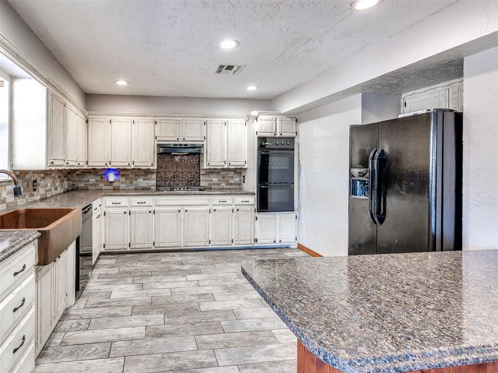 245 E Riddle Road Property Photo 4