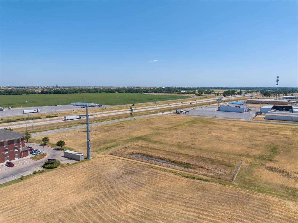 425 Se Interstate Drive Property Photo 6