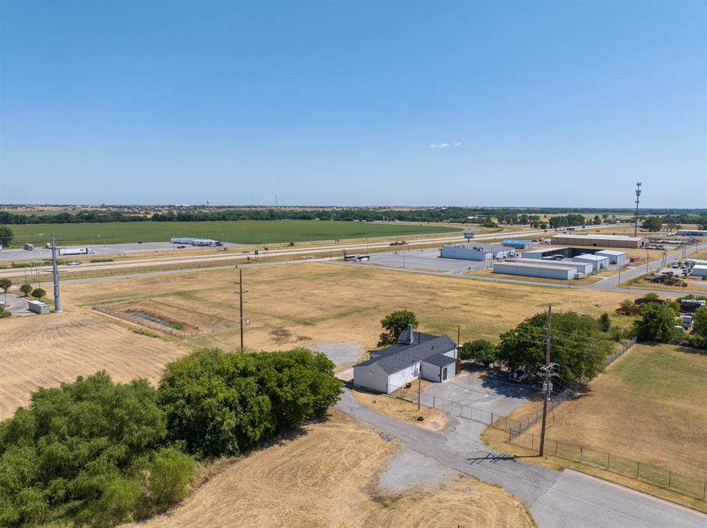 425 Se Interstate Drive Property Photo 8