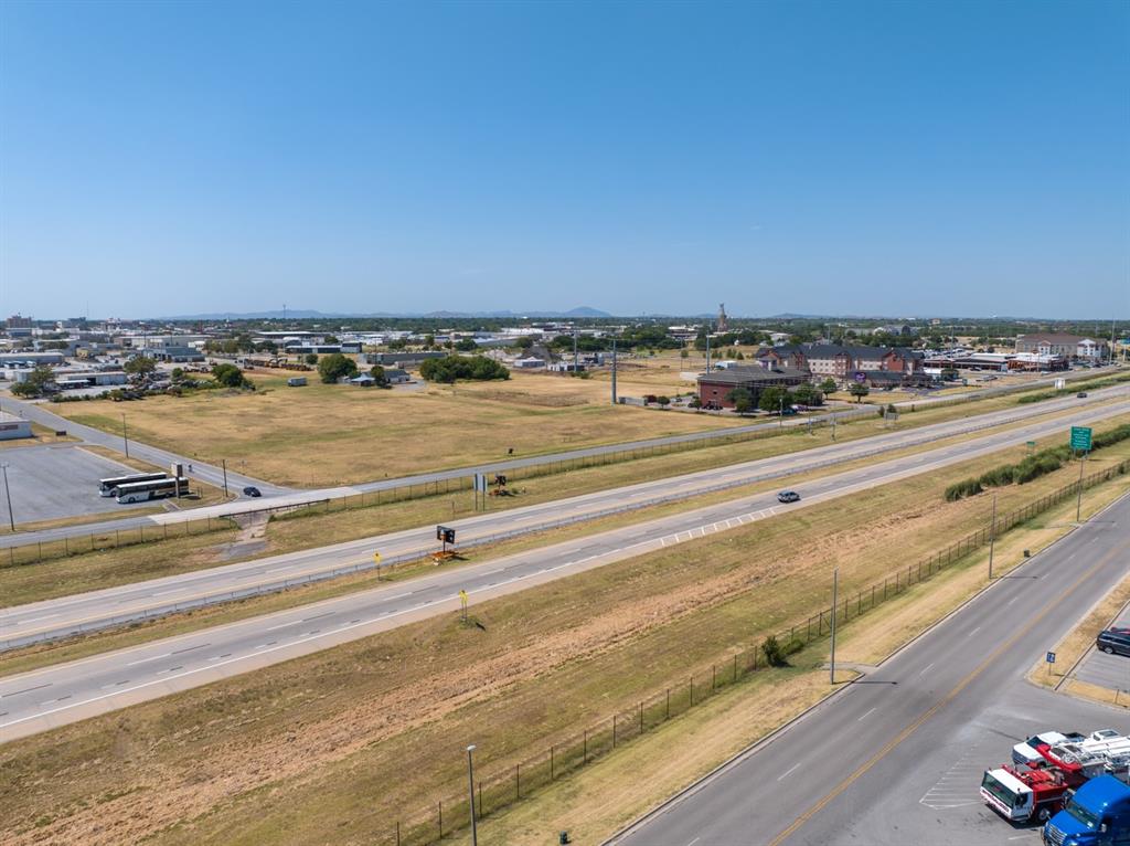425 Se Interstate Drive Property Photo 10