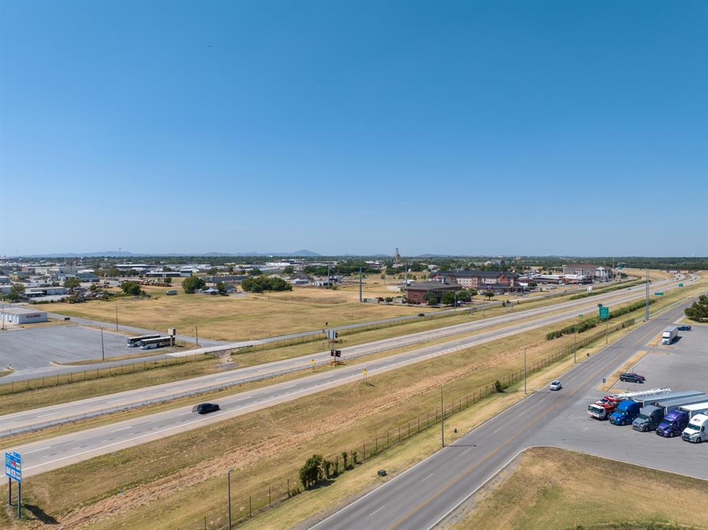 425 Se Interstate Drive Property Photo 11