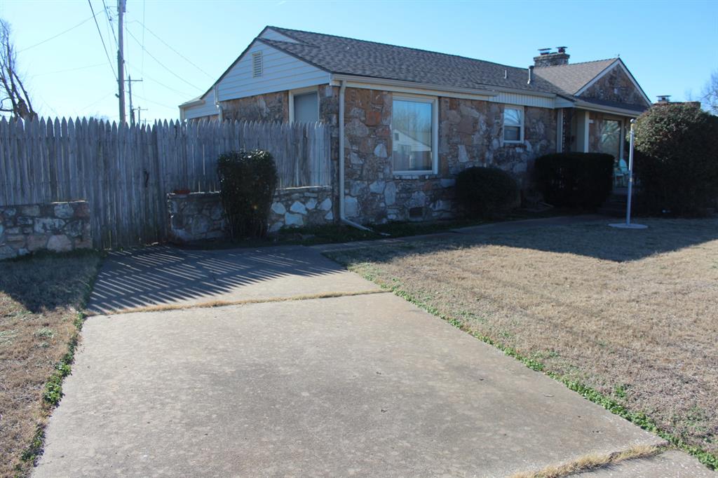 200 E Marshall Drive Property Photo 3