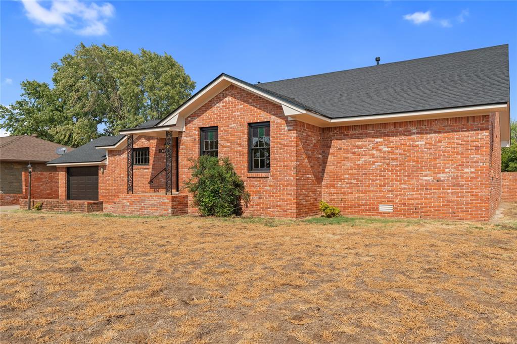 1102 N Noble Avenue Property Photo 3