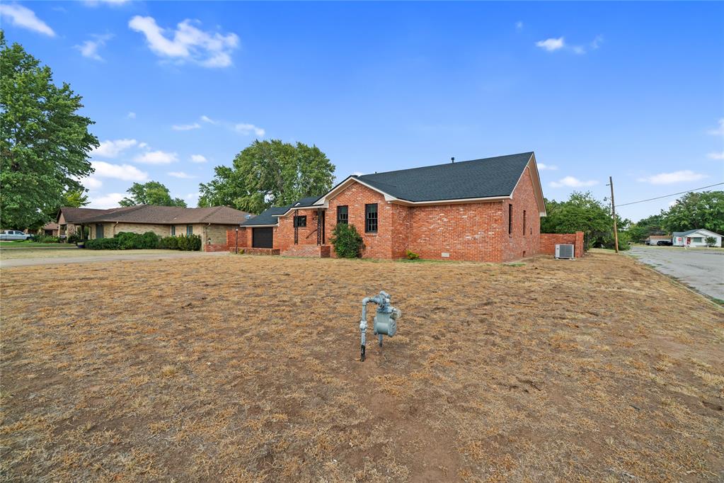 1102 N Noble Avenue Property Photo 4