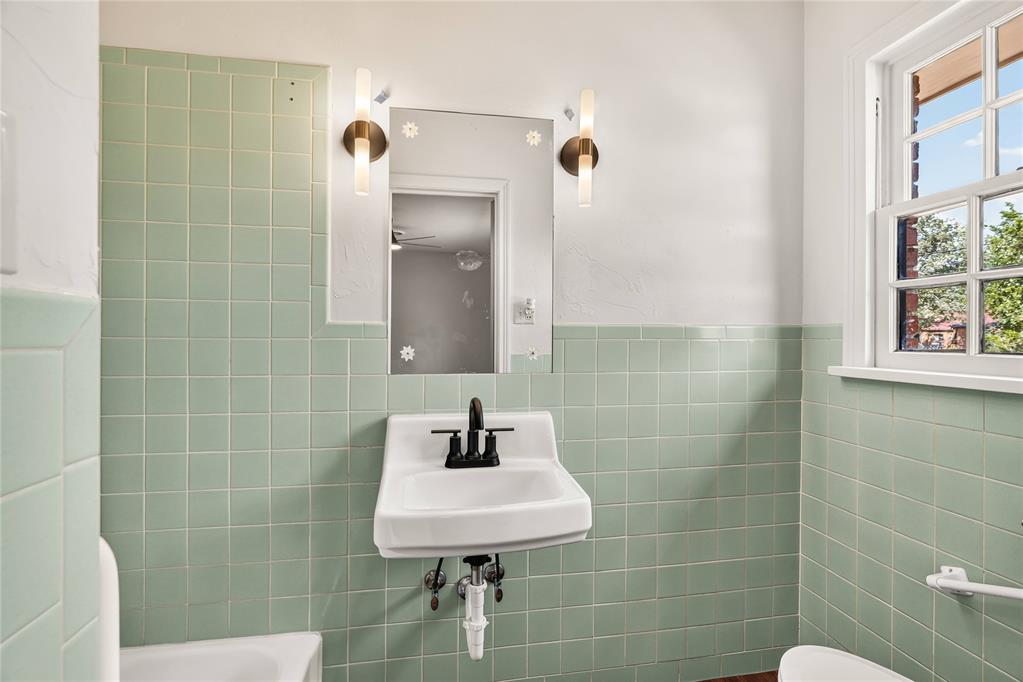 1102 N Noble Avenue Property Photo 22