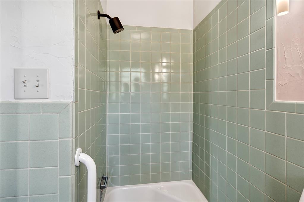 1102 N Noble Avenue Property Photo 23
