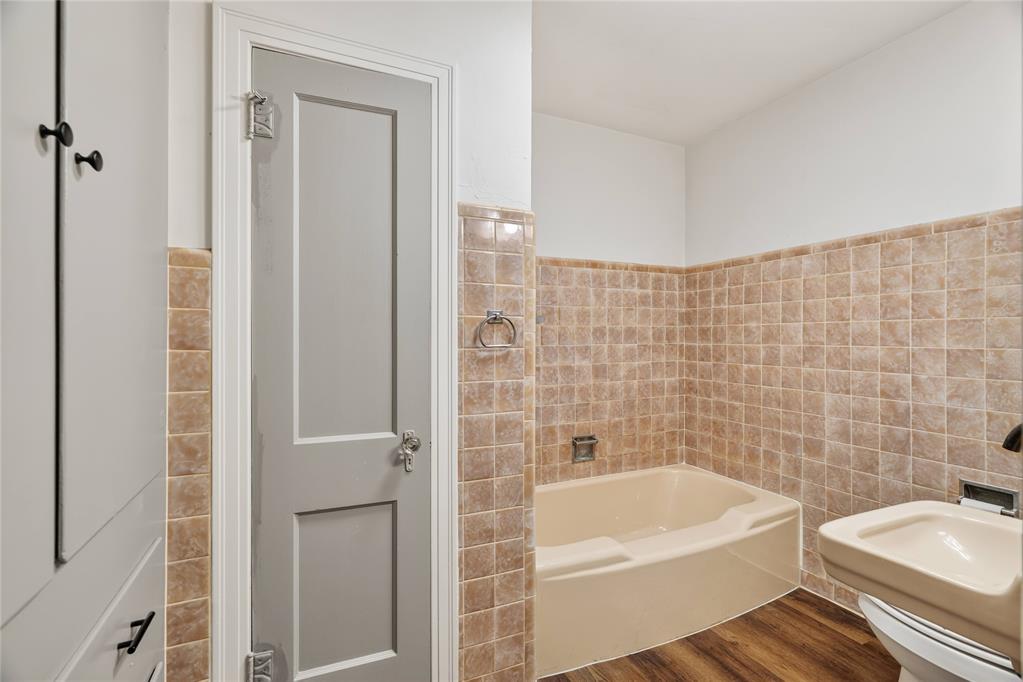 1102 N Noble Avenue Property Photo 26