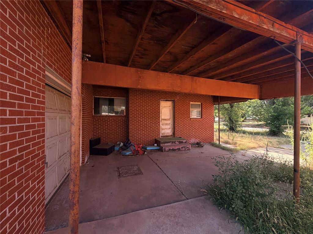 402 N Temple Street Property Photo 6