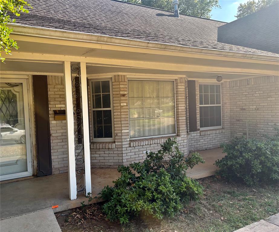 1606 Greenbriar Drive Property Photo 3