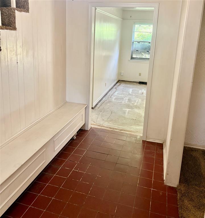 1606 Greenbriar Drive Property Photo 4