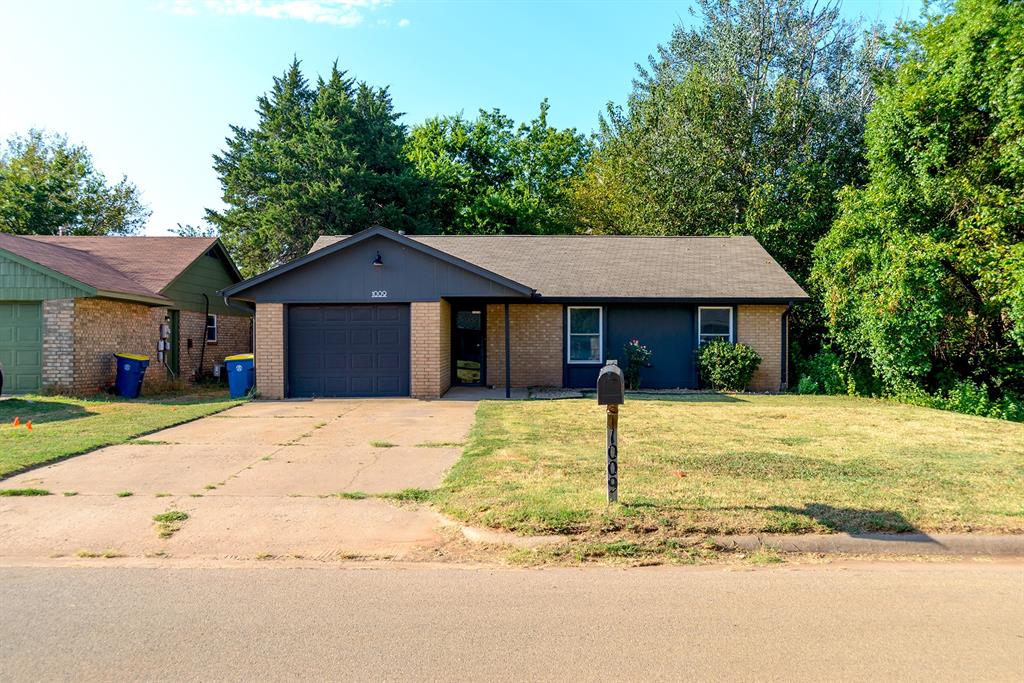 1009 E Will Rogers Drives Property Photo 1