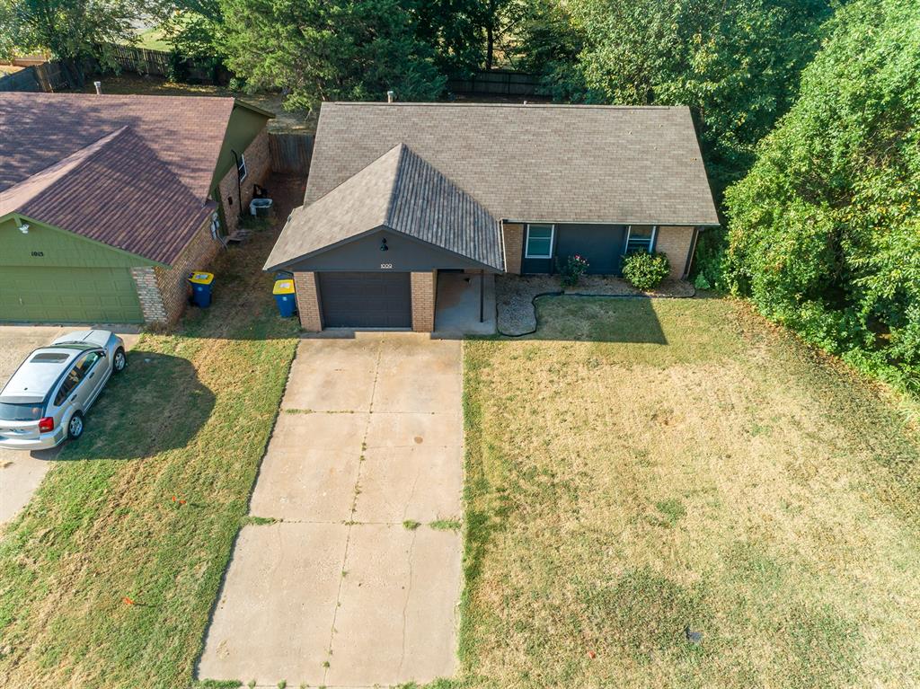1009 E Will Rogers Drives Property Photo 3