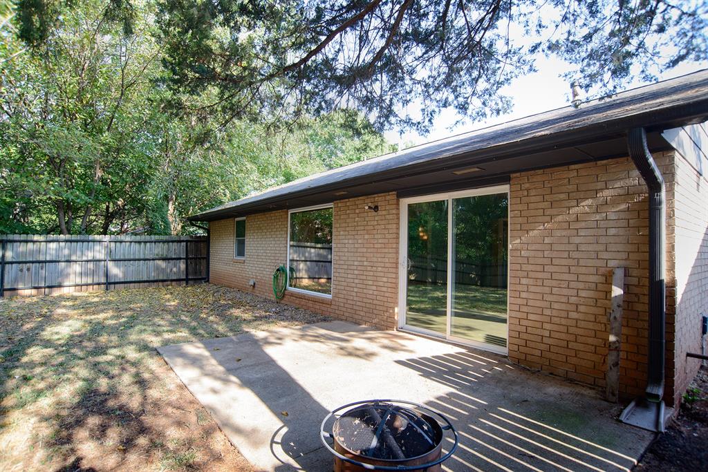 1009 E Will Rogers Drives Property Photo 10