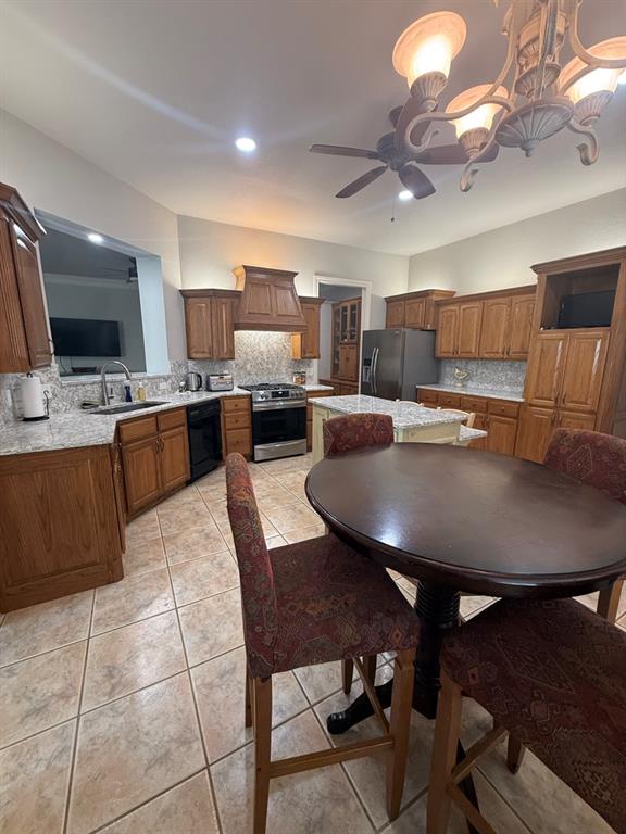 16600 Farmington Way Property Photo 8