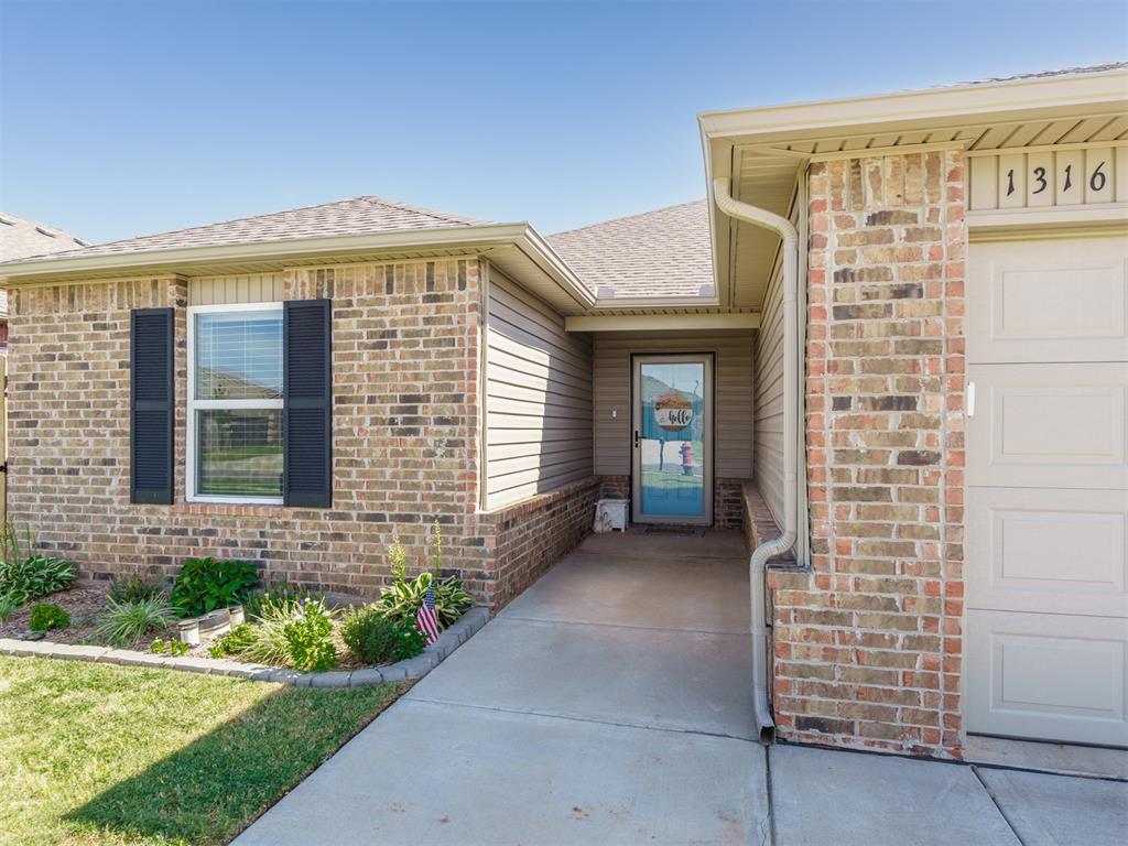1316 Dustin Drive Property Photo 2