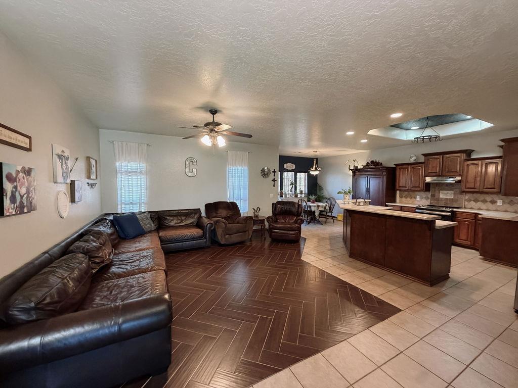 912 Roger Avenue Property Photo 5