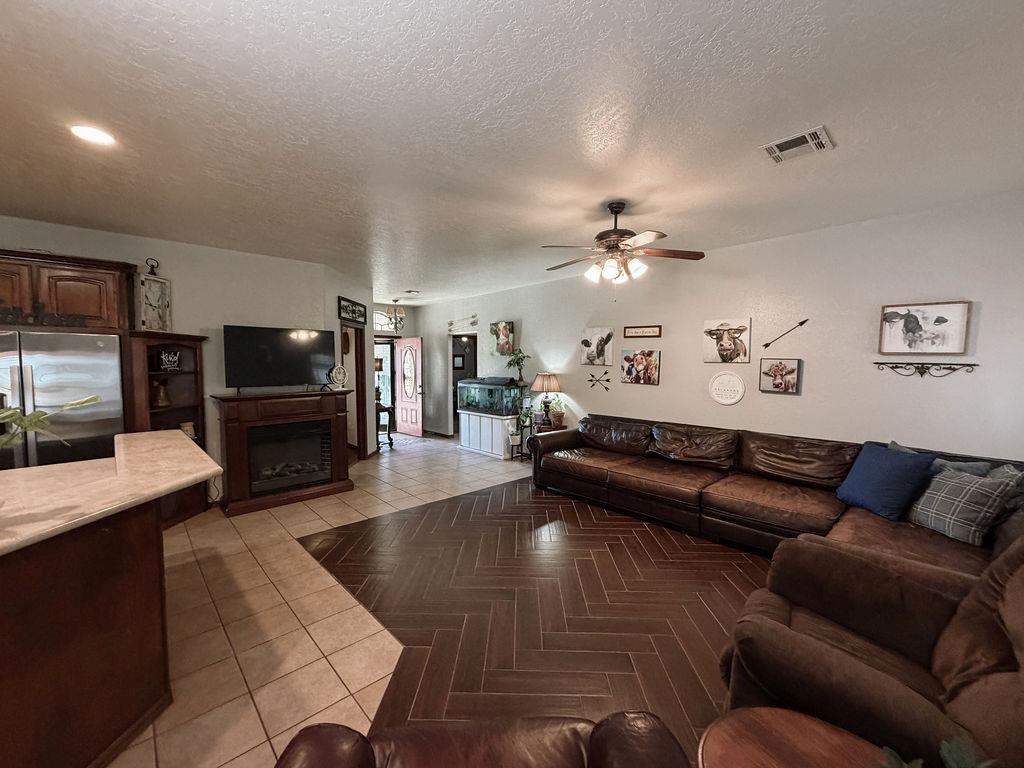 912 Roger Avenue Property Photo 6