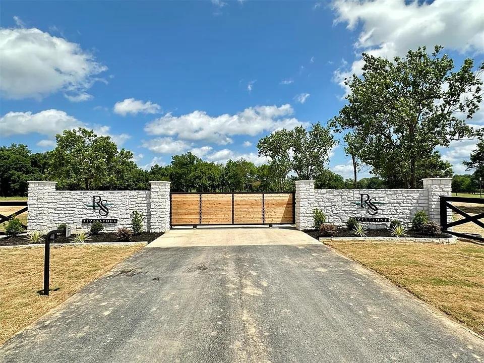 9 Riverstone Drive Property Photo 2