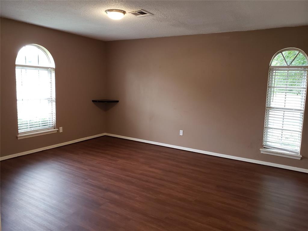 1932 Elmhurst Drive Property Photo 2