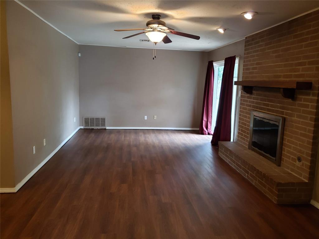 1932 Elmhurst Drive Property Photo 3