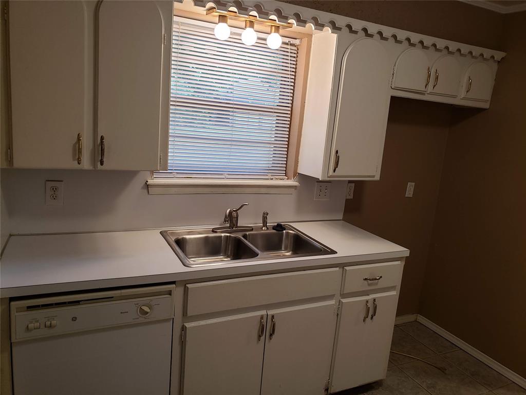 1932 Elmhurst Drive Property Photo 6